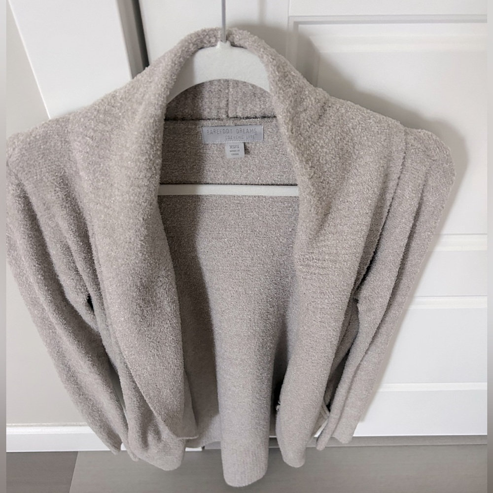 Gray barefoot dreams cardigan, size XS/S, great condition.